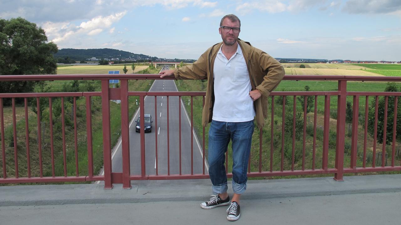 Andreas Maier steht in der Wetterau auf einer Brücke.