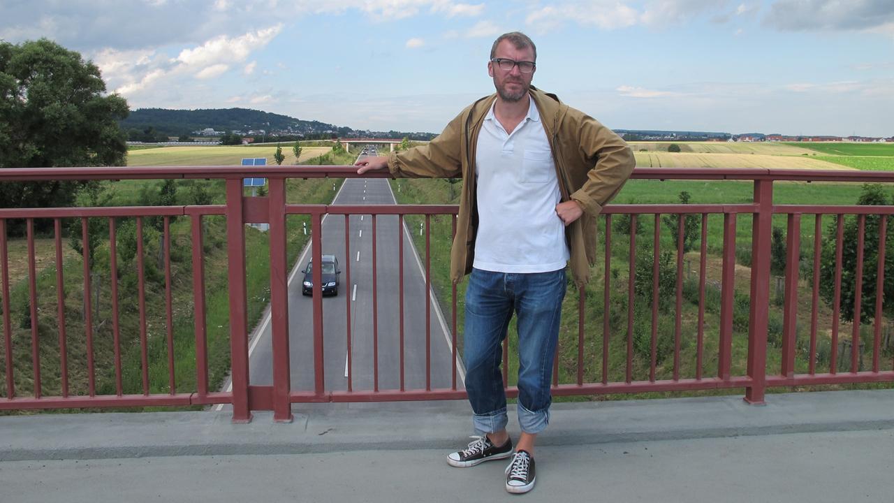 Andreas Maier steht in der Wetterau auf einer Brücke. Andreas Maier steht in der Wetterau auf einer Brücke.