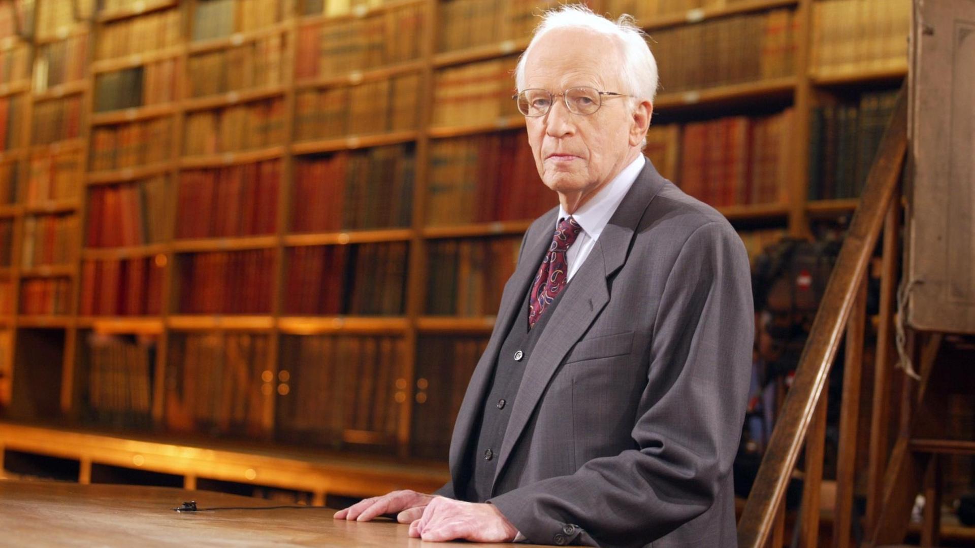 Ernst Nolte posiert in einer Bibliothek in Paris Ernst Nolte posiert in einer Bibliothek in Paris