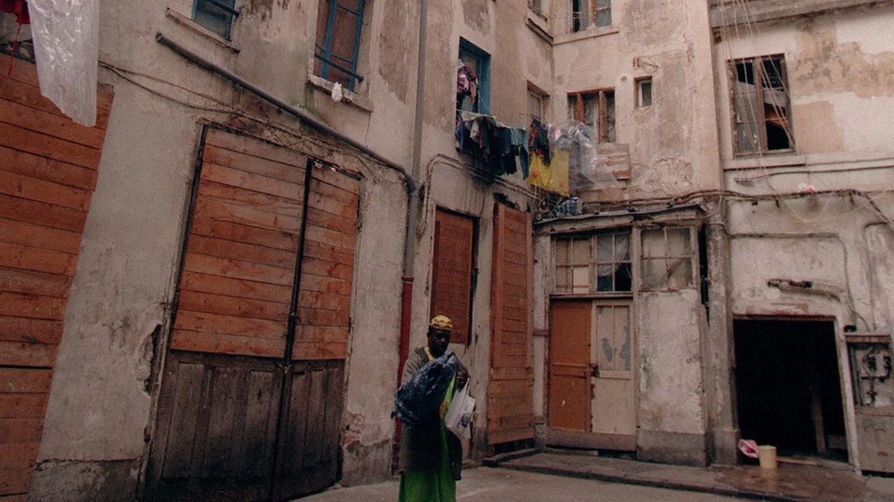 Blick in den Hof einer heruntergekommenen Immobilie in der rue Jacques Louvel-Tessier im 10. Arrondissement in Paris Blick in den Hof einer heruntergekommenen Immobilie in der rue Jacques Louvel-Tessier im 10. Arrondissement in Paris