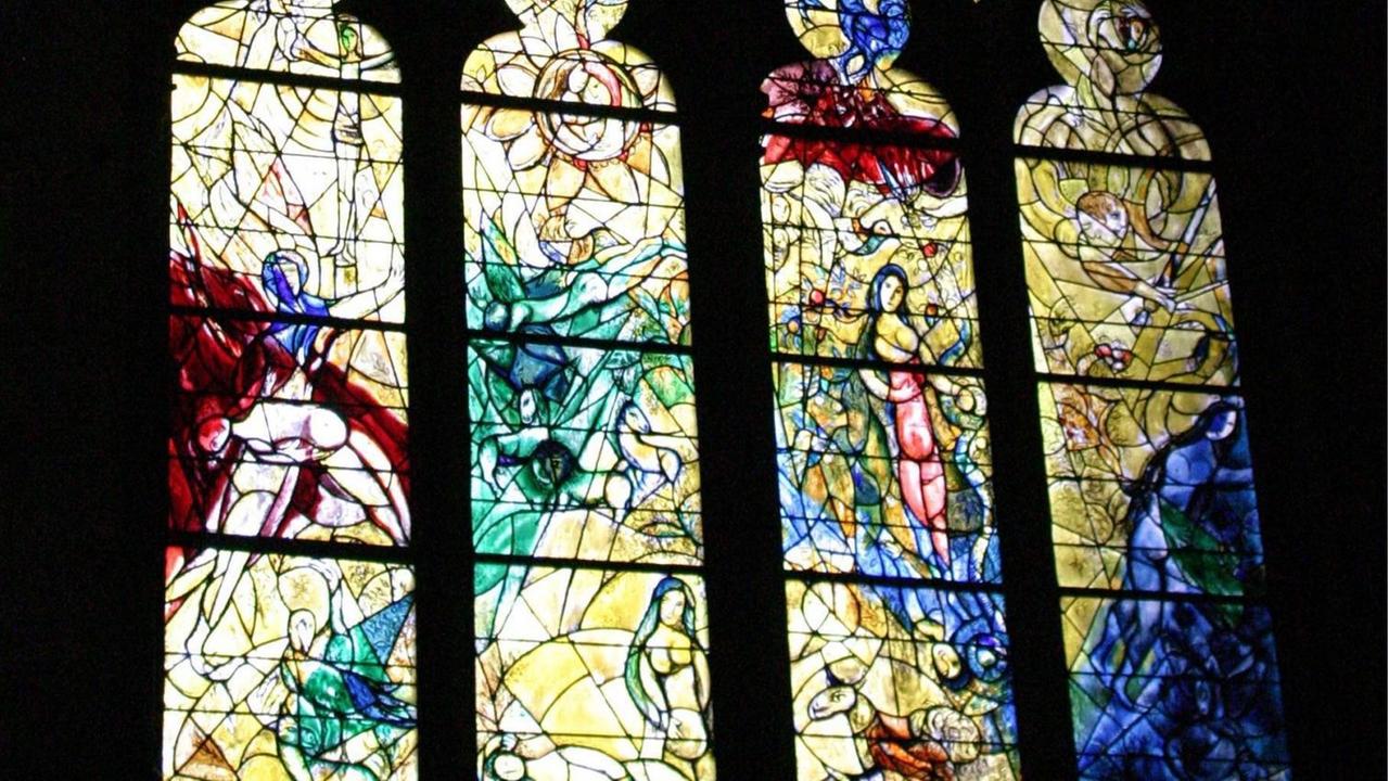 Buntes Kirchenfenster von Marc Chagall in der Kathedrale Saint Etienne in Metz - Frankreich
