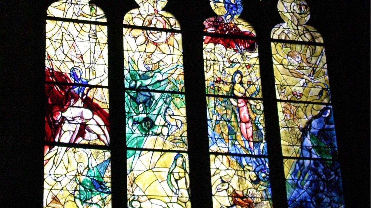 Buntes Kirchenfenster von Marc Chagall in der Kathedrale Saint Etienne in Metz - Frankreich Buntes Kirchenfenster von Marc Chagall in der Kathedrale Saint Etienne in Metz - Frankreich
