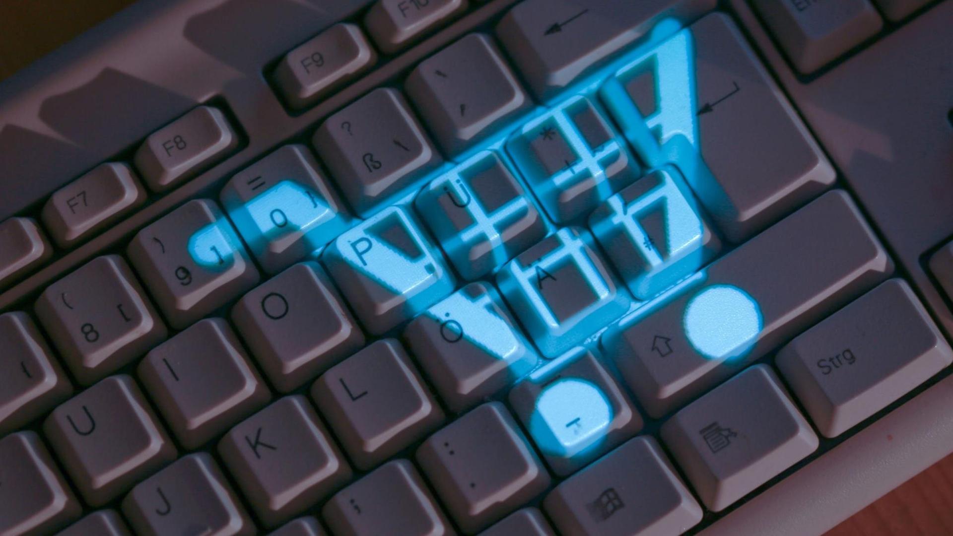 Das Symbol eines Einkaufskorbs leuchtet auf einer Computertastatur (gestelltes Foto), aufgenommen am 09.01.2014 in Schwerin (Mecklenburg-Vorpommern). Das Symbol eines Einkaufskorbs leuchtet auf einer Computertastatur (gestelltes Foto), aufgenommen am 09.01.2014 in Schwerin (Mecklenburg-Vorpommern).