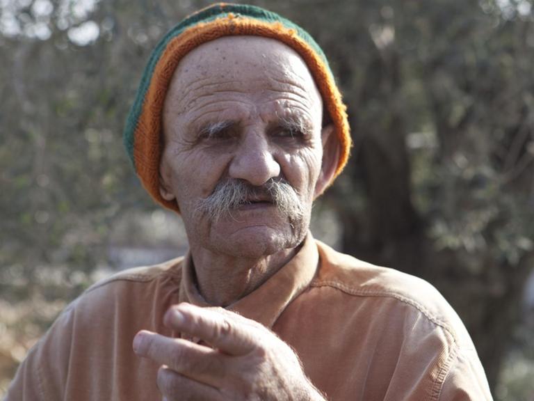 Abu Hassan vor den Olivenbäumen