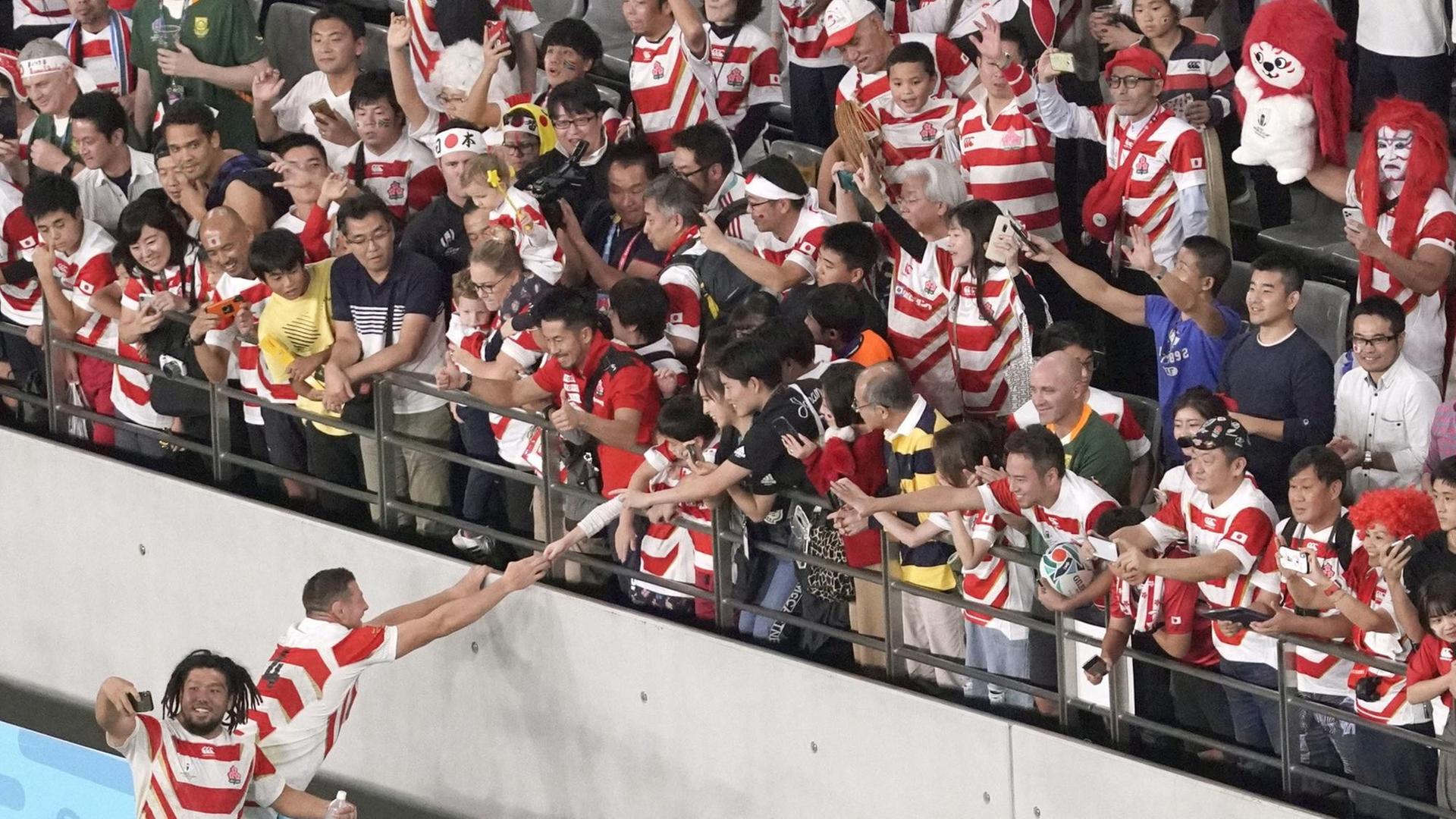 Der japanische Rugby-Spieler Luke Thompson geht nach der 0:26-Niederlage Japans gegen Südafrika im Viertelfinale der Rugby-Weltmeisterschaft zu den Fans Der japanische Rugby-Spieler Luke Thompson geht nach der 0:26-Niederlage Japans gegen Südafrika im Viertelfinale der Rugby-Weltmeisterschaft zu den Fans