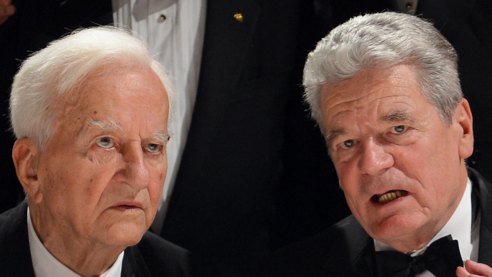 Der verstorbene Altbundespräsident Richard von Weizsäcker und Bundespräsident Joachim Gauck in Berlin. Der verstorbene Altbundespräsident Richard von Weizsäcker und Bundespräsident Joachim Gauck in Berlin.