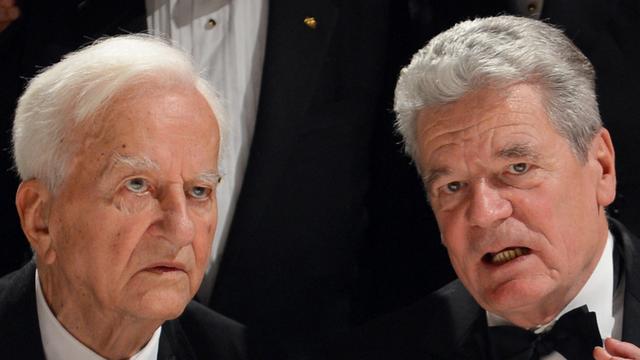 Der verstorbene Altbundespräsident Richard von Weizsäcker und Bundespräsident Joachim Gauck in Berlin.