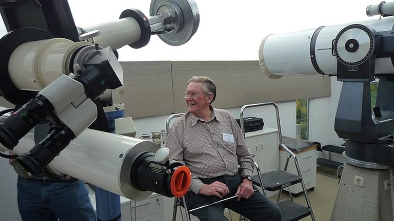 Martin Mayer zwischen den Teleskopen seiner Sternwarte.