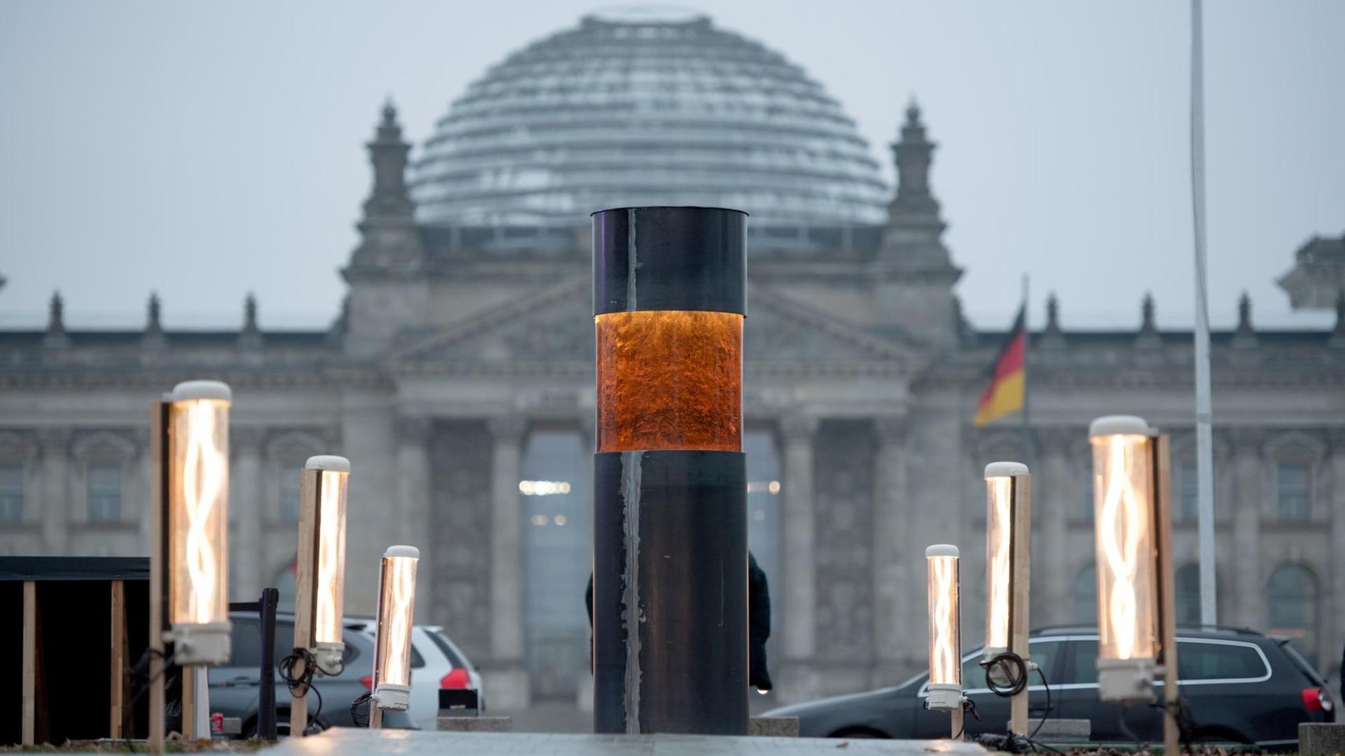 Eine Säule, in die Asche von Auschwitzopfern eingegossen worden sein soll, steht vor dem Reichstag. Das Objekt ist Teil eines Kunstwerkes der Künstlergruppe Zentrum für Politische Schönheit. Foto: | Verwendung weltweit Eine Säule, in die Asche von Auschwitzopfern eingegossen worden sein soll, steht vor dem Reichstag. Das Objekt ist Teil eines Kunstwerkes der Künstlergruppe Zentrum für Politische Schönheit. Foto: | Verwendung weltweit