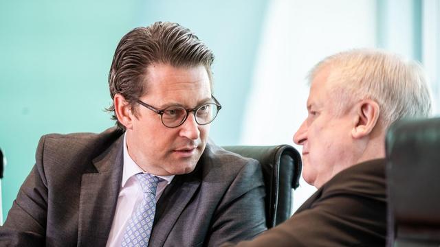 Andreas Scheuer (CSU, l.), Bundesminister für Verkehr und digitale Infrastruktur, spricht mit Innenminister Horst Seehofer bei einer Sitzung des Bundeskabinetts im Kanzleramt.