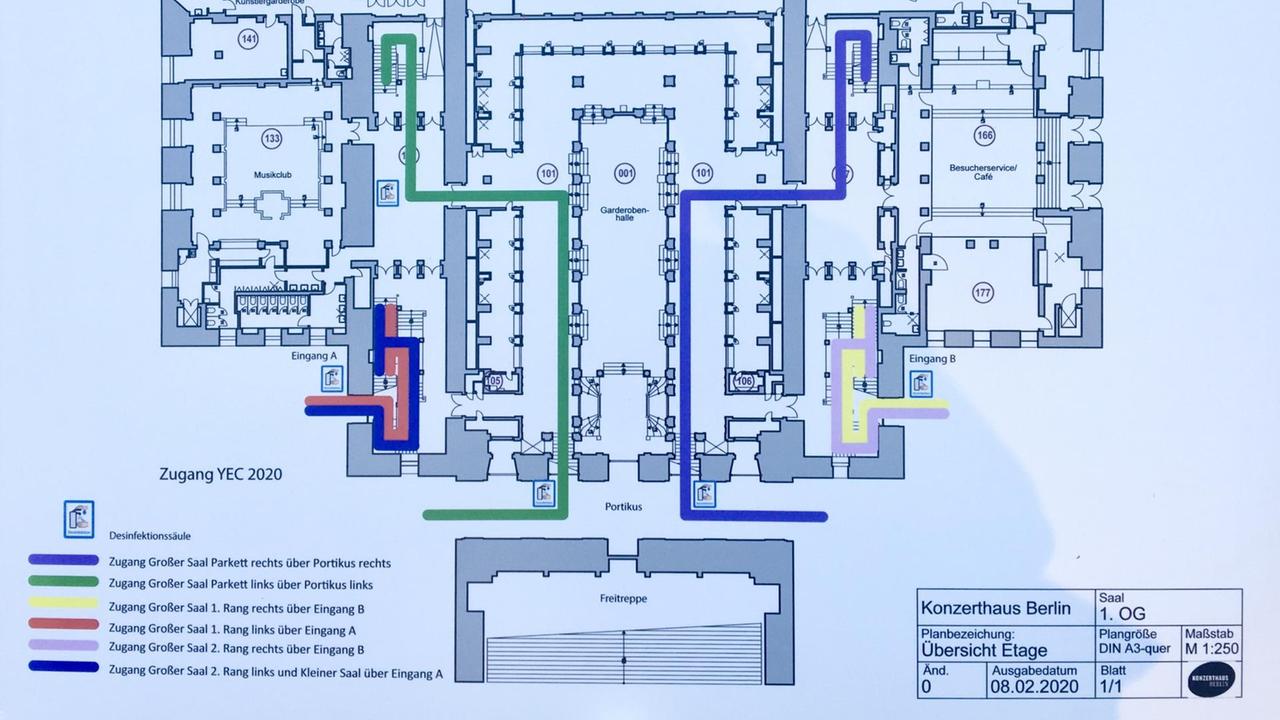 Ein Lageplan mit bunten Linien, der dem Publikum als Orientierungshilfe auf einer großen Tafel vor dem Konzerthaus aufgestellt wurde. Ein Lageplan mit bunten Linien, der dem Publikum als Orientierungshilfe auf einer großen Tafel vor dem Konzerthaus aufgestellt wurde.