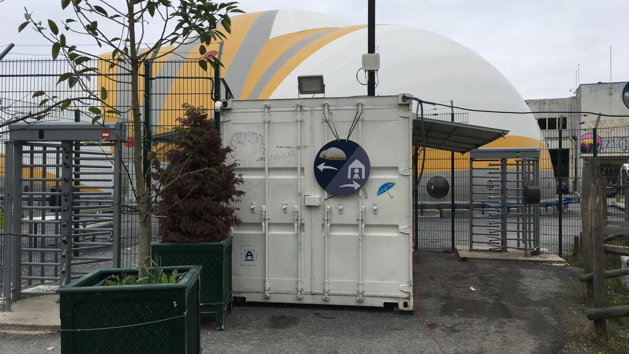 Das "Good Chance Theatre" veranstaltet Theater in Flüchtlingscamps. In einem Erstaufnahmezentrum am Stadtrand von Paris führten Geflüchtete die "Hope Show" auf. Das "Good Chance Theatre" veranstaltet Theater in Flüchtlingscamps. In einem Erstaufnahmezentrum am Stadtrand von Paris führten Geflüchtete die "Hope Show" auf.