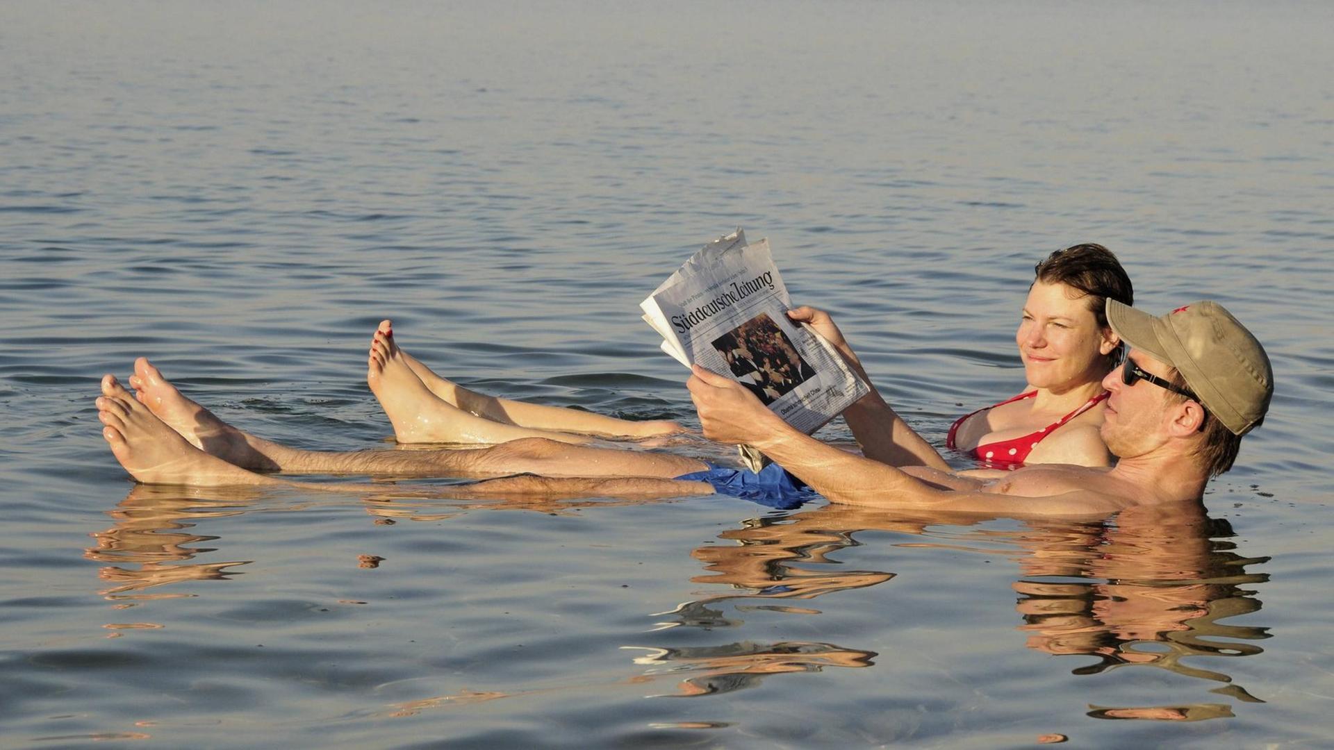 Bildnummer: 53744063 Datum: 20.11.2009 Copyright: imago/imagebroker Touristen lesen Zeitung im Toten Meer bei Suwaymah, Jordanien