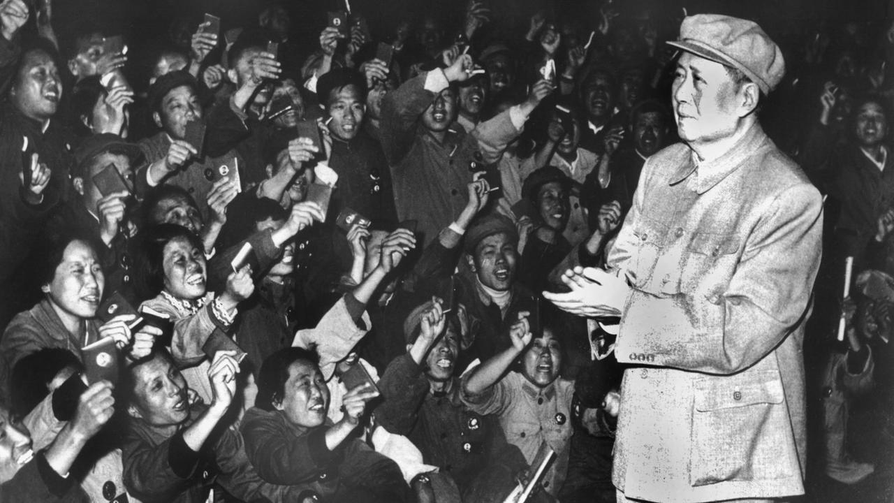 Mit der "Mao Bibel", dem roten Büchlein mit Schriften des chinesischen Führers Mao Zedong, winkt die Masse während der Kulturrevolution am 7.10.1968, dem Nationalfeiertag, ihrem Führer Mao Zedong (r) zu. Mit der "Mao Bibel", dem roten Büchlein mit Schriften des chinesischen Führers Mao Zedong, winkt die Masse während der Kulturrevolution am 7.10.1968, dem Nationalfeiertag, ihrem Führer Mao Zedong (r) zu.