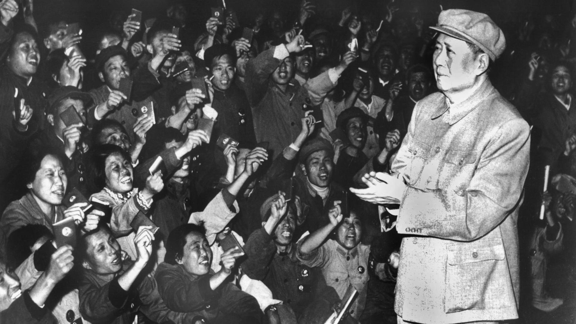 Mit der "Mao Bibel", dem roten Büchlein mit Schriften des chinesischen Führers Mao Zedong, winkt die Masse während der Kulturrevolution am 7.10.1968, dem Nationalfeiertag, ihrem Führer Mao Zedong (r) zu. Mit der "Mao Bibel", dem roten Büchlein mit Schriften des chinesischen Führers Mao Zedong, winkt die Masse während der Kulturrevolution am 7.10.1968, dem Nationalfeiertag, ihrem Führer Mao Zedong (r) zu.