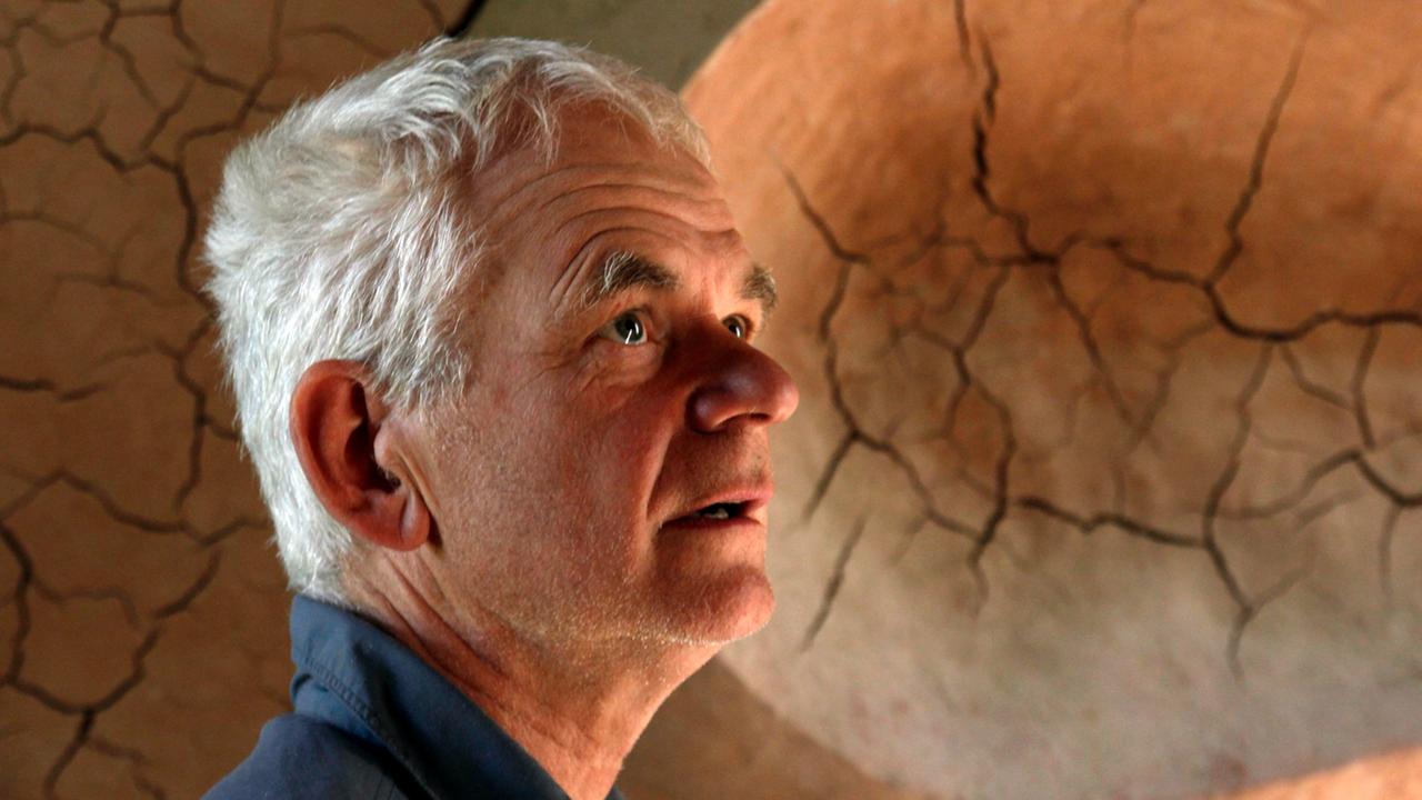 Filmstill aus der Dokumentation "Leaning into the Wind" über Andy Goldsworthy, der Künstler ist vor einem seiner Kunstwerke zu sehen Filmstill aus der Dokumentation "Leaning into the Wind" über Andy Goldsworthy, der Künstler ist vor einem seiner Kunstwerke zu sehen