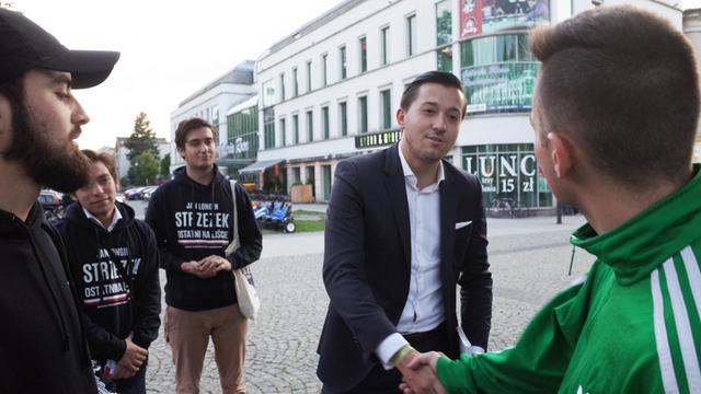 Jungpolitiker Jan Strzezek beim Wahlkampf in der Fußgängerzone von Radom