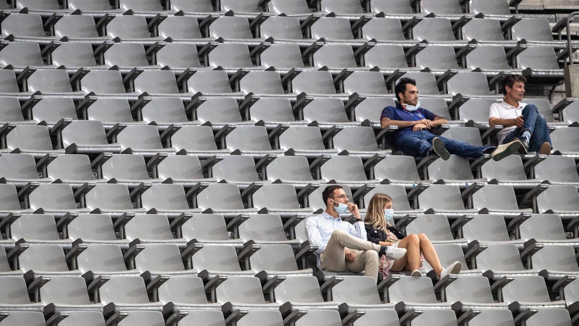 Einige Zuschauer beobachten das Pokalfinale zwischen Paris St. Germain und AS St. Etienne im weitgehend leeren Stade de France. Einige Zuschauer beobachten das Pokalfinale zwischen Paris St. Germain und AS St. Etienne im weitgehend leeren Stade de France.