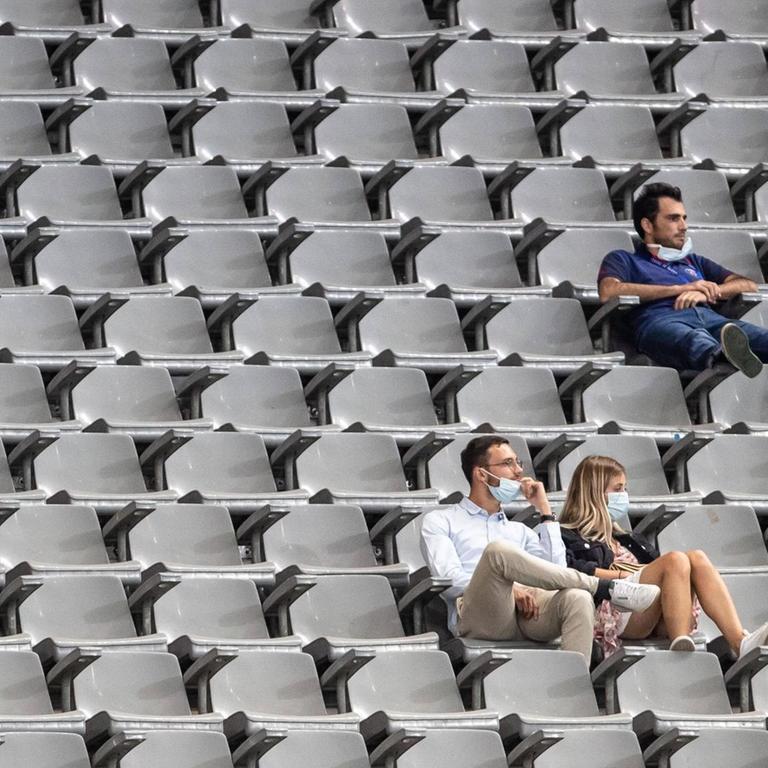 Einige Zuschauer beobachten das Pokalfinale zwischen Paris St. Germain und AS St. Etienne im weitgehend leeren Stade de France.