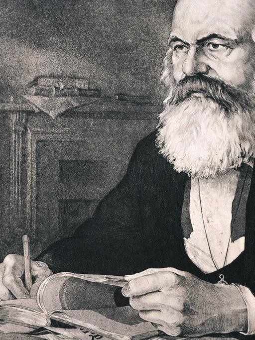 Eine schwarz-weiß-Radierung: Karl Marx sitzt in eleganter Kleidung an einem Schreibtisch und schreibt in ein Buch. Sein Blick ist ernst und nach vorne gerichtet.