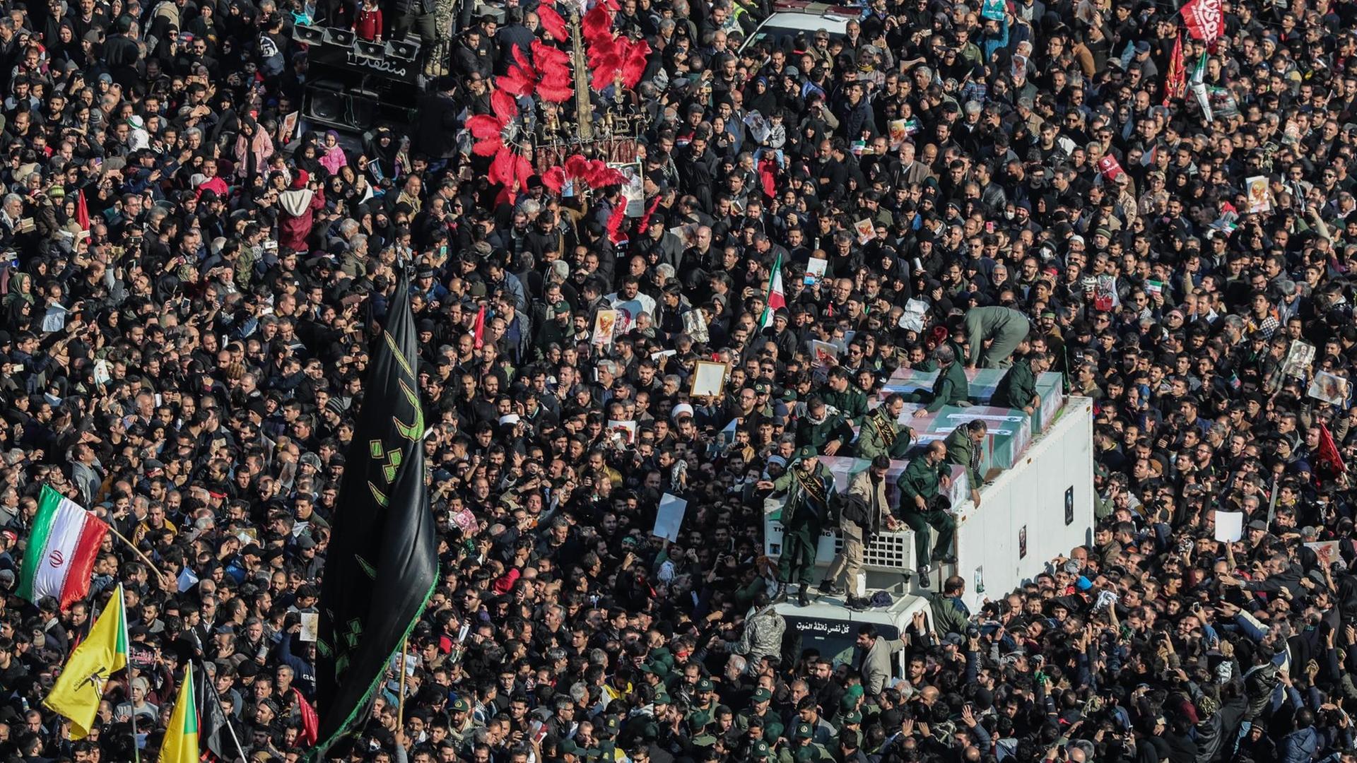 Menschen drängen sich um Särge in Teheran.