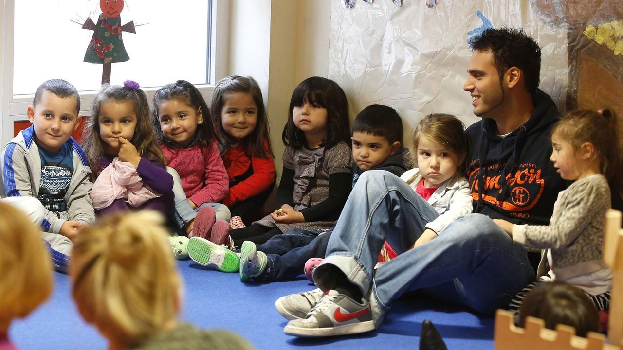 Erzieher und Kinder in einer Kindertagesstätte in Dortmund Erzieher und Kinder in einer Kindertagesstätte in Dortmund