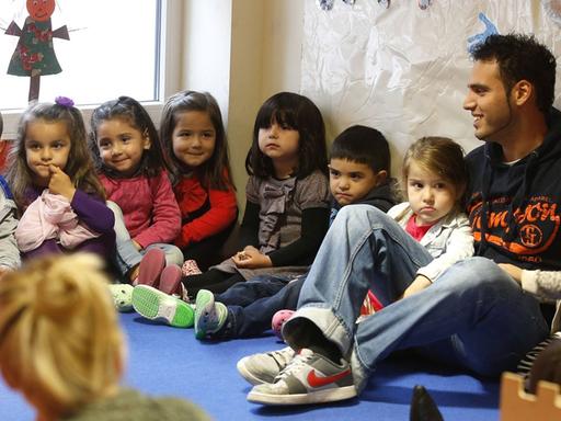 Erzieher und Kinder in einer Kindertagesstätte in Dortmund