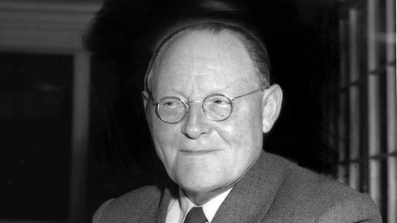 Der isländische Schriftsteller Gunnar Gunnarsson im Jahre 1952 in der Hansestadt Hamburg. Der Literaturprofessor befand sich auf einer Europareise und machte in Hamburg Station, um in der "Deutschen Hausbücherei" aus seinen Werken zu lesen. Gunnarsson wurde am 18. Mai 1889 in Valthjofsstadhur geboren und verstarb am 21. November 1975 in Reykjavik. Seine bekanntesten Werke: "Die Leute auf Borg" (1912-14, 4 Bände), "Strand des Lebens" (1914), "Die Eidbrüder" (1918), "Jon Arason (1930), "Die Eindalssaga" (1952). Der isländische Schriftsteller Gunnar Gunnarsson im Jahre 1952 in der Hansestadt Hamburg. Der Literaturprofessor befand sich auf einer Europareise und machte in Hamburg Station, um in der "Deutschen Hausbücherei" aus seinen Werken zu lesen. Gunnarsson wurde am 18. Mai 1889 in Valthjofsstadhur geboren und verstarb am 21. November 1975 in Reykjavik. Seine bekanntesten Werke: "Die Leute auf Borg" (1912-14, 4 Bände), "Strand des Lebens" (1914), "Die Eidbrüder" (1918), "Jon Arason (1930), "Die Eindalssaga" (1952).