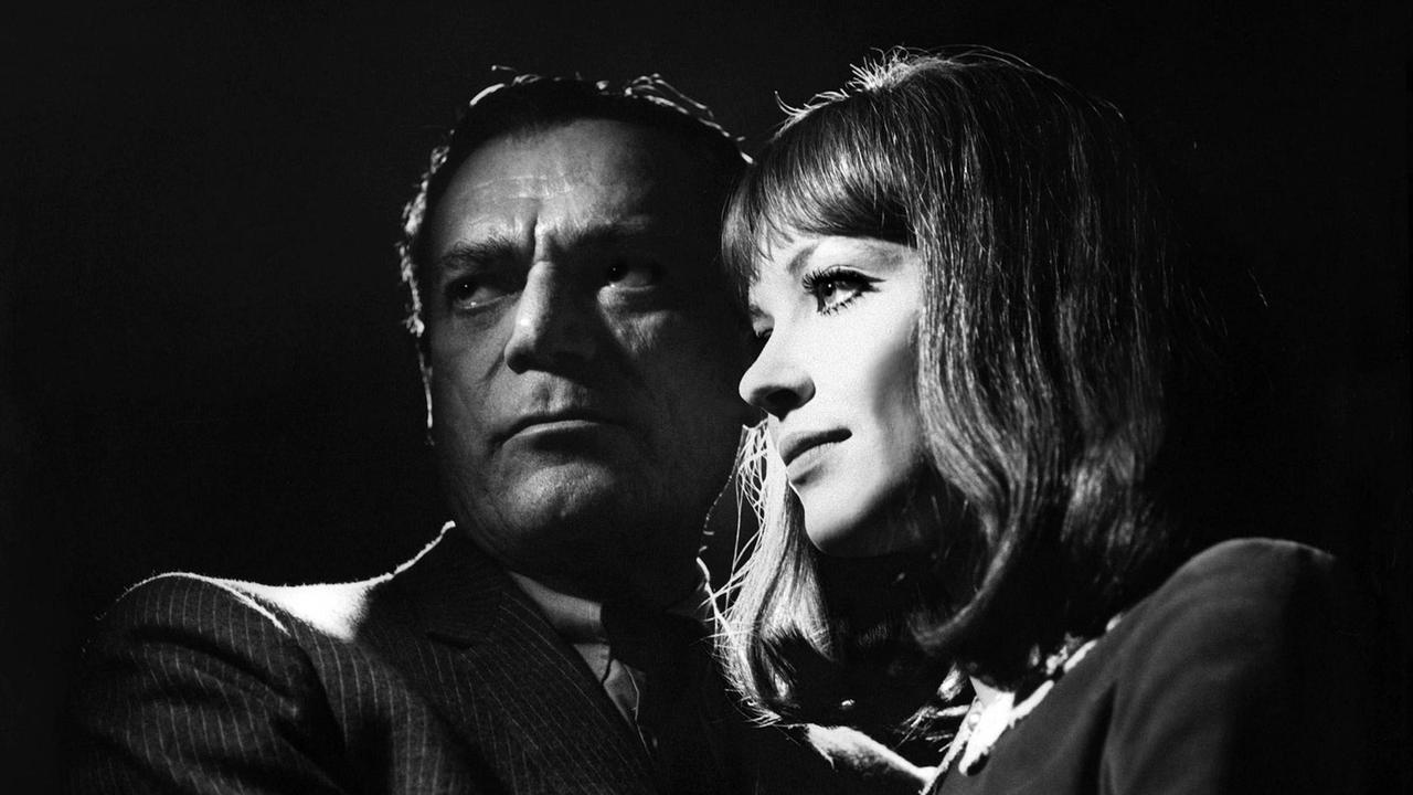 Filmszene aus "Alphaville": Eddie Constantine und Anna Karina Characters als Charaktere in "Alphaville" Lemmy Caution und Natacha von Braun. Filmszene aus "Alphaville": Eddie Constantine und Anna Karina Characters als Charaktere in "Alphaville" Lemmy Caution und Natacha von Braun.