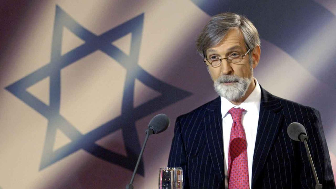 Shimon Stein, ehemaliger Botschafter des Staates Israel in Deutschland, vor der israelischen Flagge. Shimon Stein, ehemaliger Botschafter des Staates Israel in Deutschland, vor der israelischen Flagge.