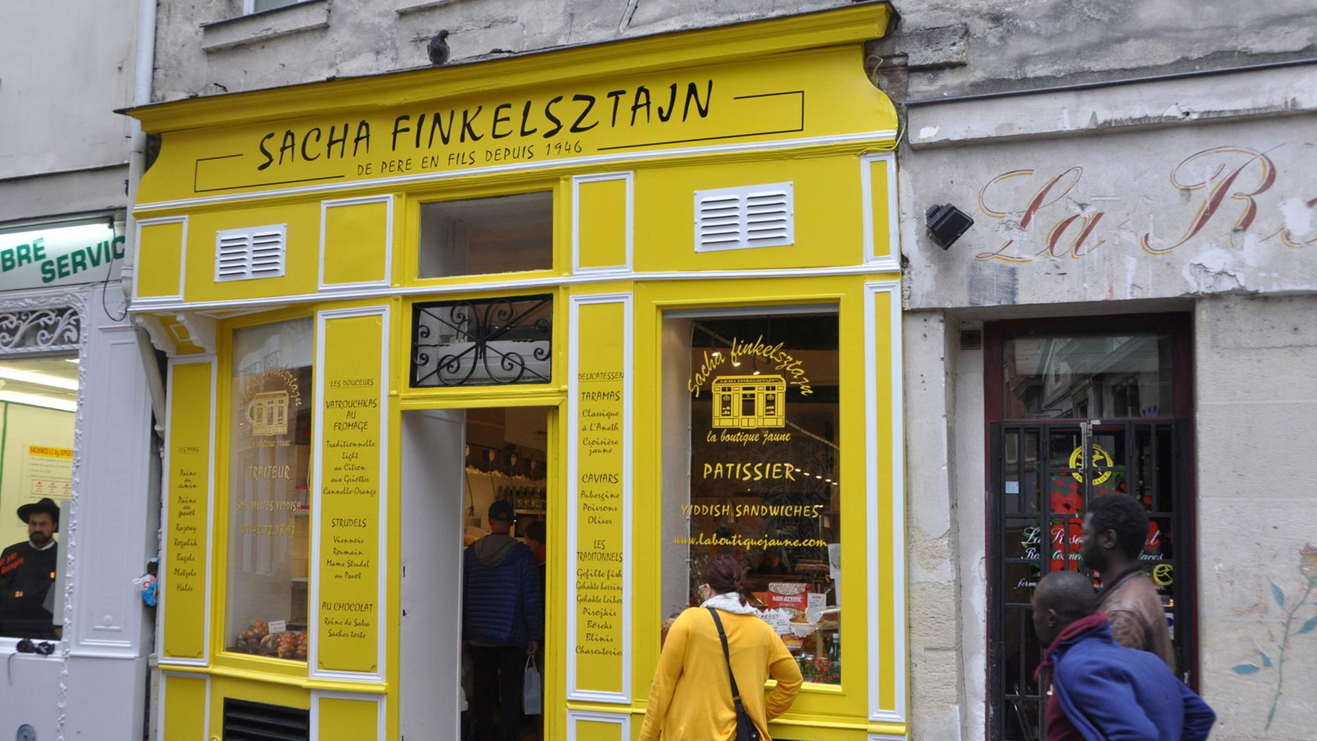 Im Marais, dem jüdischen Viertel von Paris, laden zahlreiche kleine Geschäfte wie diese Feinbäckerei und Lebensmittelhändler zum Kauf ein. Im Marais, dem jüdischen Viertel von Paris, laden zahlreiche kleine Geschäfte wie diese Feinbäckerei und Lebensmittelhändler zum Kauf ein.