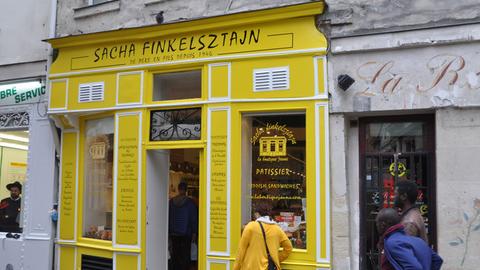 Im Marais, dem jüdischen Viertel von Paris, laden zahlreiche kleine Geschäfte wie diese Feinbäckerei und Lebensmittelhändler zum Kauf ein.