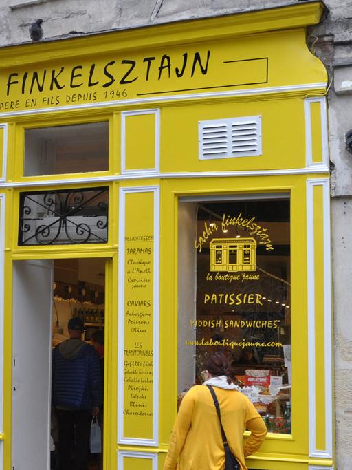 Im Marais, dem jüdischen Viertel von Paris, laden zahlreiche kleine Geschäfte wie diese Feinbäckerei und Lebensmittelhändler zum Kauf ein.