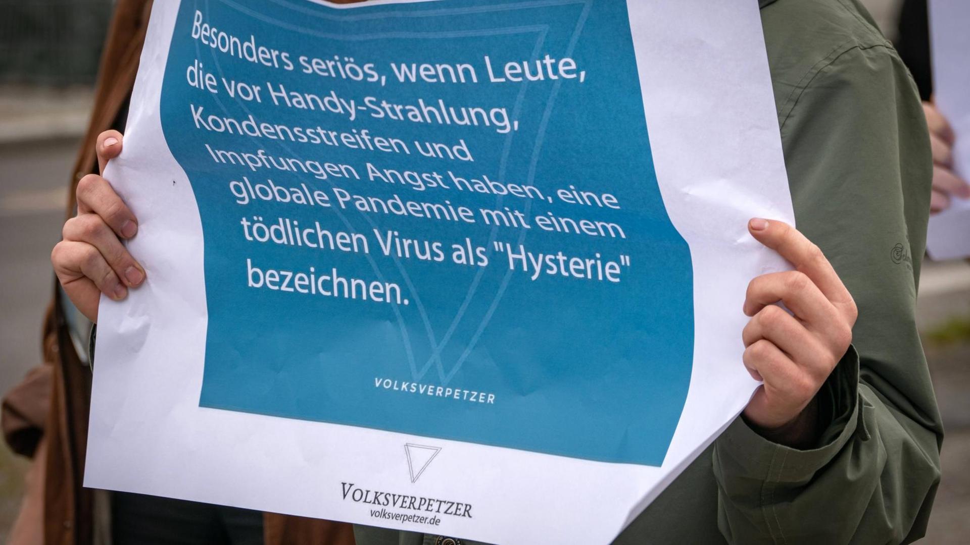 Protest gegen Corona-Maßnahmen-Kritiker mit ausgedrucktem Zitat aus dem Blog "Volksverpetzer" Protest gegen Corona-Maßnahmen-Kritiker mit ausgedrucktem Zitat aus dem Blog "Volksverpetzer"