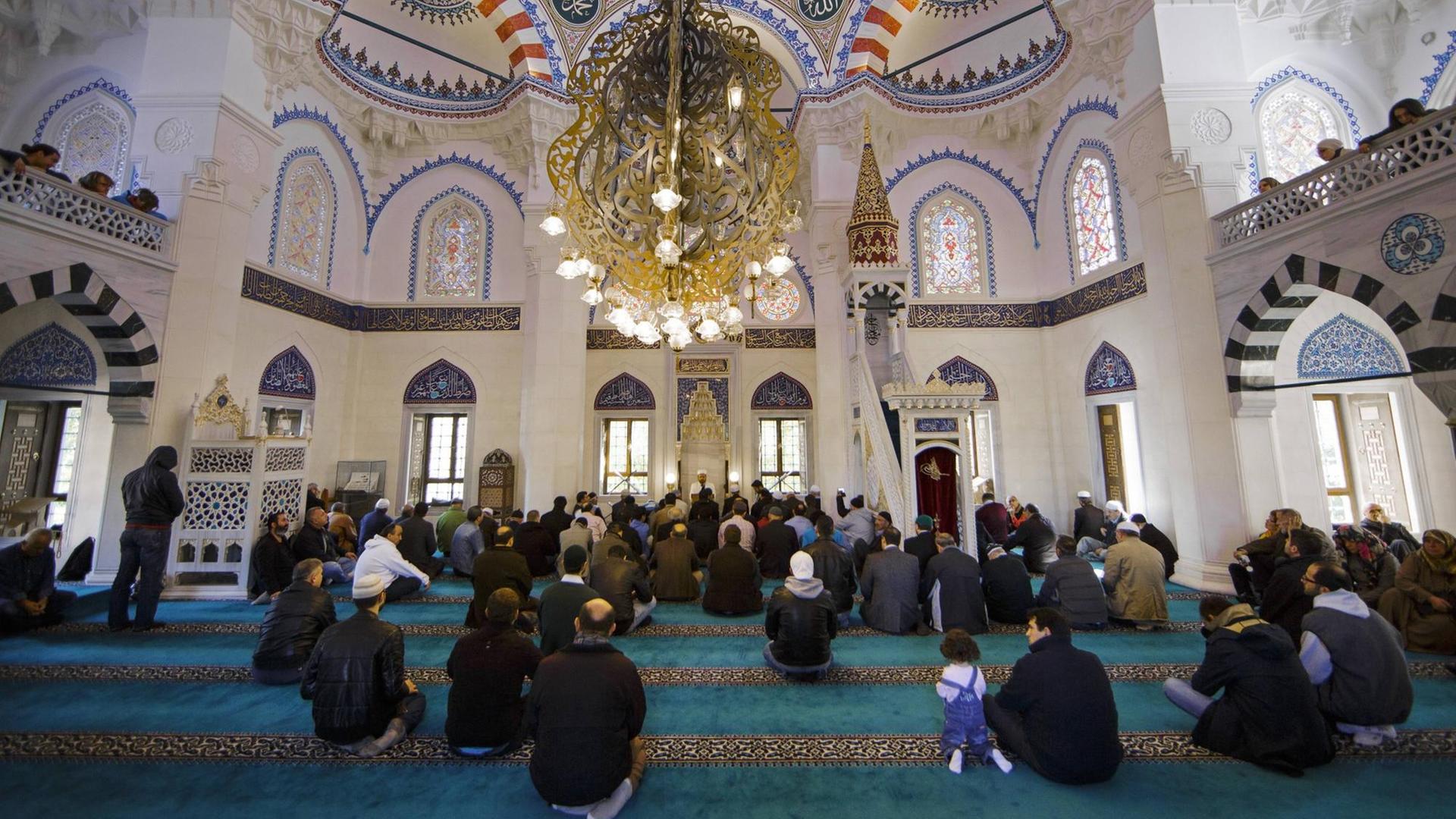 Mittagsgebet in der Sehitlik Moschee in Berlin Neukoelln bei einem Tag der offenen Tür. Mittagsgebet in der Sehitlik Moschee in Berlin Neukoelln bei einem Tag der offenen Tür.