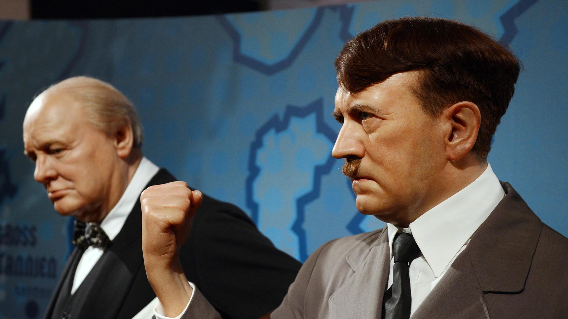 Die Wachsfiguren von Winston Churchill (l.) und Adolf Hitler im Wachsfigurenkabinett Madame Tussauds in London Die Wachsfiguren von Winston Churchill (l.) und Adolf Hitler im Wachsfigurenkabinett Madame Tussauds in London