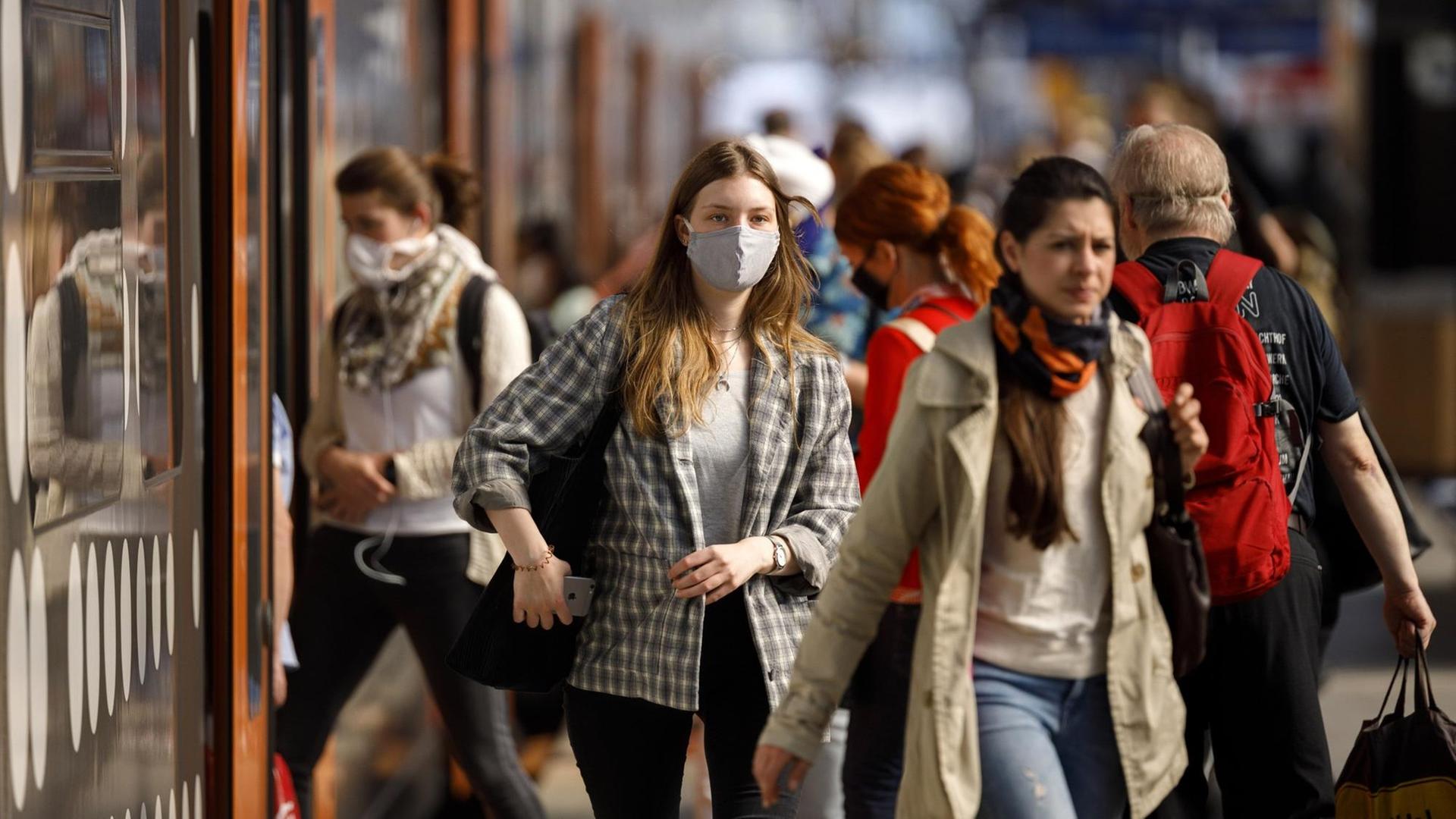 In Bussen, Bahnen und Zügen in NRW sowie auf Gleisen wie am Kölner Hauptbahnhof herrscht wegen der Coronakrise derzeit Maskenpflicht und Reisende erscheinen nur noch maskiert. Köln, 27.04.2020 | Verwendung weltweit In Bussen, Bahnen und Zügen in NRW sowie auf Gleisen wie am Kölner Hauptbahnhof herrscht wegen der Coronakrise derzeit Maskenpflicht und Reisende erscheinen nur noch maskiert. Köln, 27.04.2020 | Verwendung weltweit