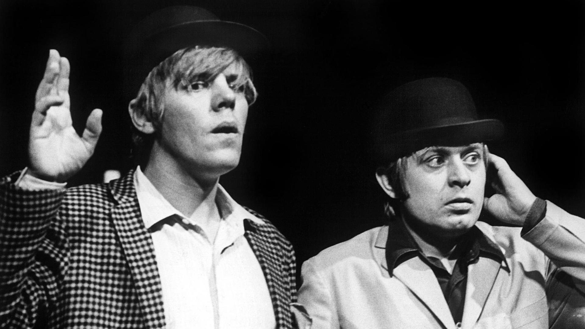 Peter Striebeck (l) und Ralf Schermuly als Wladimir und Estragon in einer Szene des Theaterstücks "Warten auf Godot" von Samuel Beckett am 18.10.1972 bei Proben im Hamburger Thalia-Theater.