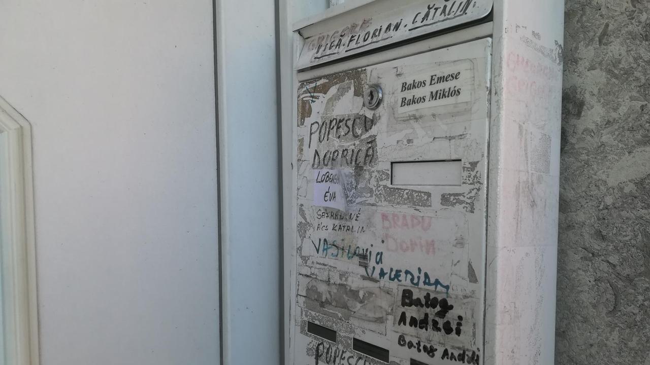 Ein Briefkasten vor der Tür einer Sammelunterkunft von osteuropäischen Vertragsarbeitern