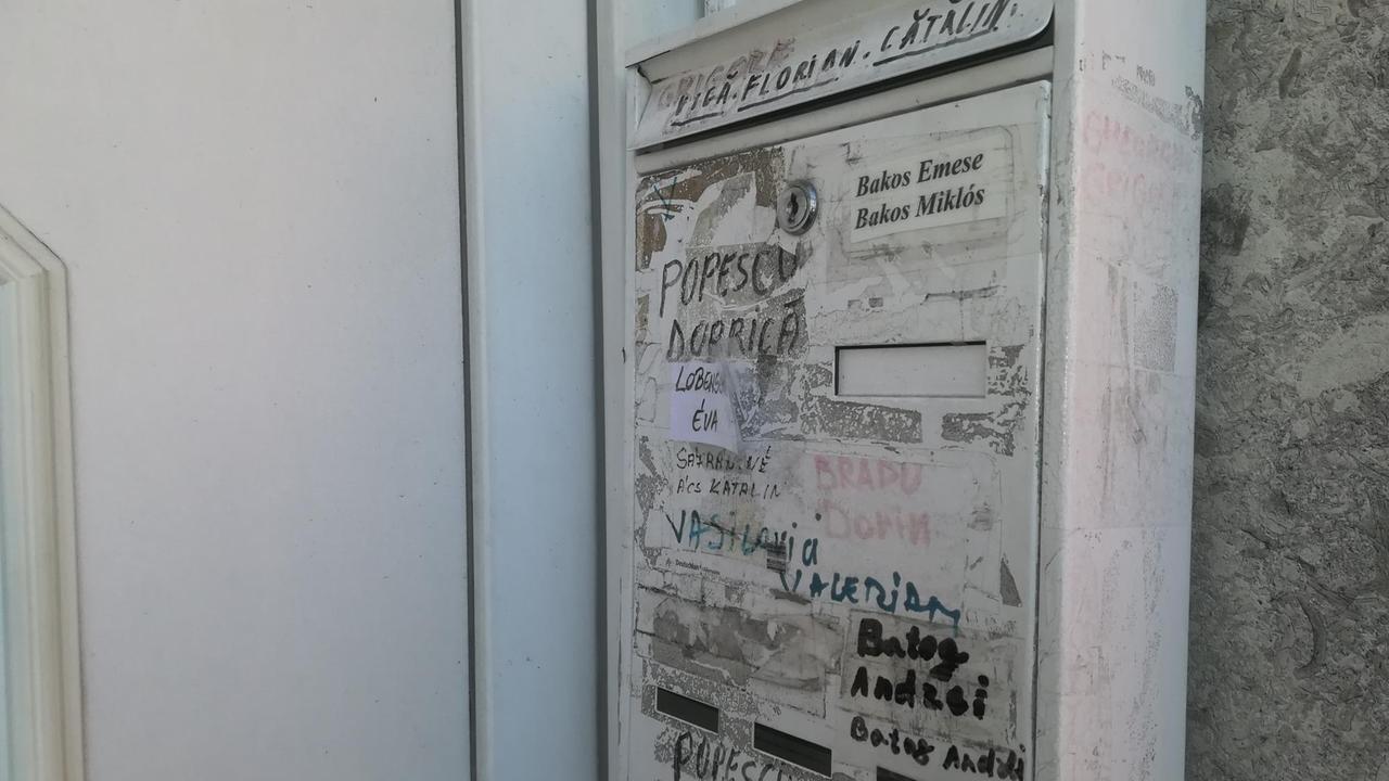 Ein Briefkasten vor der Tür einer Sammelunterkunft von osteuropäischen Vertragsarbeitern Ein Briefkasten vor der Tür einer Sammelunterkunft von osteuropäischen Vertragsarbeitern