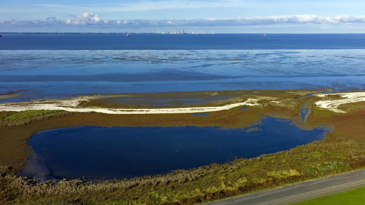 Blick aufs Meer vom mit 65,3 Metern höchsten Leuchtturm Deutschlands in Campen, Deutschland, Niedersachsen, Ostfriesland. Blick aufs Meer vom mit 65,3 Metern höchsten Leuchtturm Deutschlands in Campen, Deutschland, Niedersachsen, Ostfriesland.