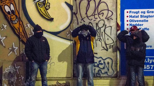 Vermummte junge Muslime im Kopenhagener Stadtteil Nørrebro, die sich als "Brüder" des im Februar 2015 getöteten Attentäters Omar Abdel Hamid El-Hussein bezeichneten.