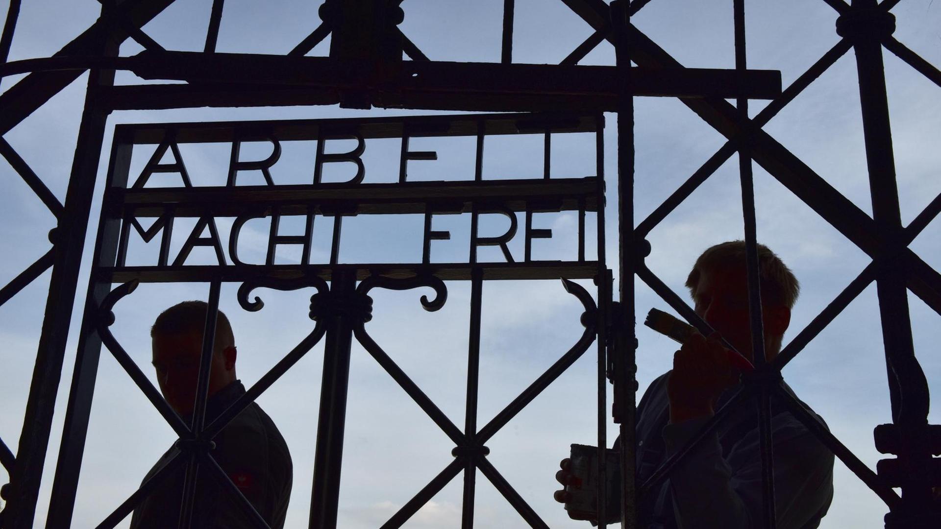 Das rekonstruierte Metalltor mit der Aufschrift "Arbeit macht frei" in der KZ-Gedenkstätte Dachau in Dachau bei München (Bayern).