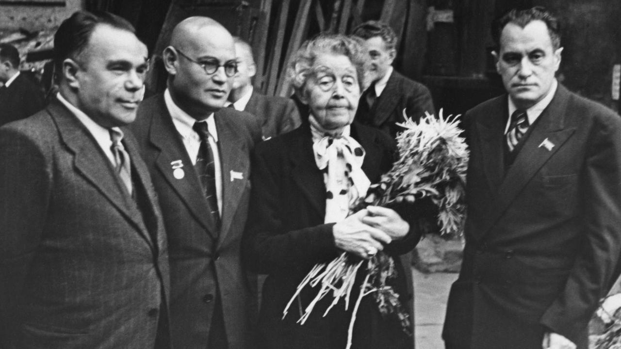 Erster Deutscher Schriftstellerkongress in den Kammerspielen des Deutschen Theaters unter Vorsitz von Ricarda Huch. Berlin, 4.–8. Oktober 1947. Von links: der russisch-sowjetische Dramatiker Wsewolod W.Wischnewski, Boris Gorbatow, Ricarda Huch und Walentin P. Katajew. Erster Deutscher Schriftstellerkongress in den Kammerspielen des Deutschen Theaters unter Vorsitz von Ricarda Huch. Berlin, 4.–8. Oktober 1947. Von links: der russisch-sowjetische Dramatiker Wsewolod W.Wischnewski, Boris Gorbatow, Ricarda Huch und Walentin P. Katajew.