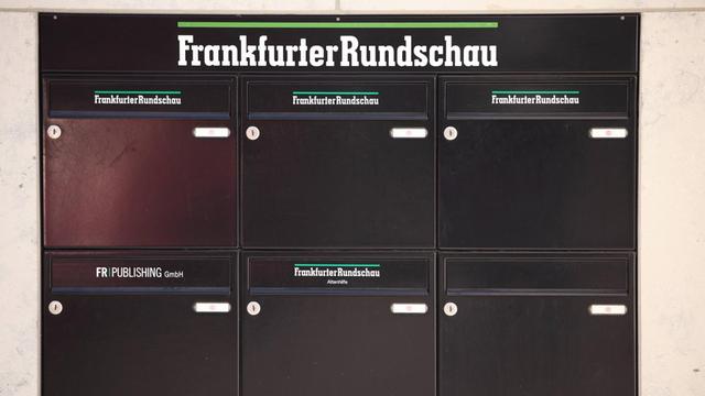 Briefkästen mit der Aufschrift "Frankfurter Rundschau".