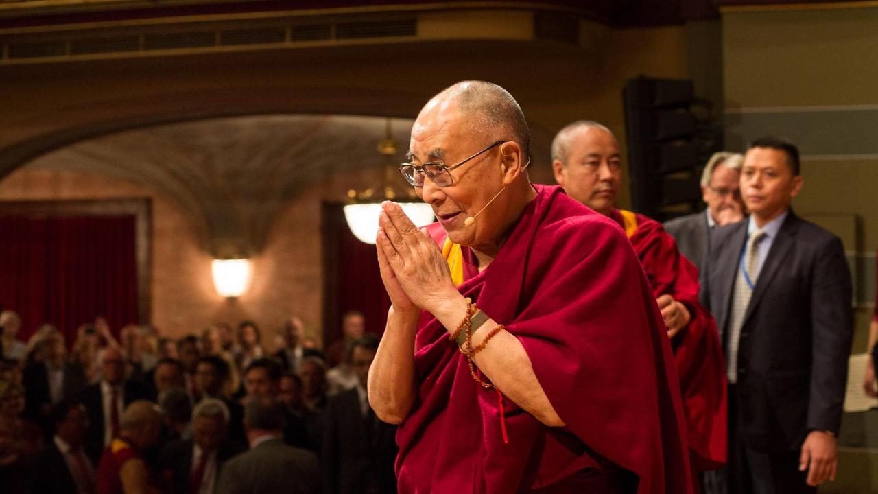 Der Dalai Lama bei seinem Besuch in der Stadthalle von Heidelberg. Der Dalai Lama bei seinem Besuch in der Stadthalle von Heidelberg.