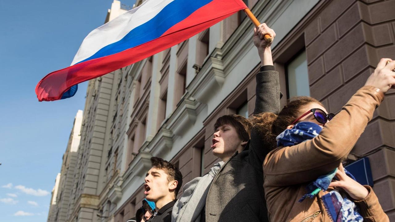 Junge Demonstranten in Moskau rufen Slogans bei einer der landesweiten Anti-Korruptions-Protestkundgebungen in Russland Junge Demonstranten in Moskau rufen Slogans bei einer der landesweiten Anti-Korruptions-Protestkundgebungen in Russland