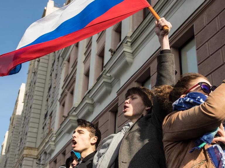 Junge Demonstranten in Moskau rufen Slogans bei einer der landesweiten Anti-Korruptions-Protestkundgebungen in Russland