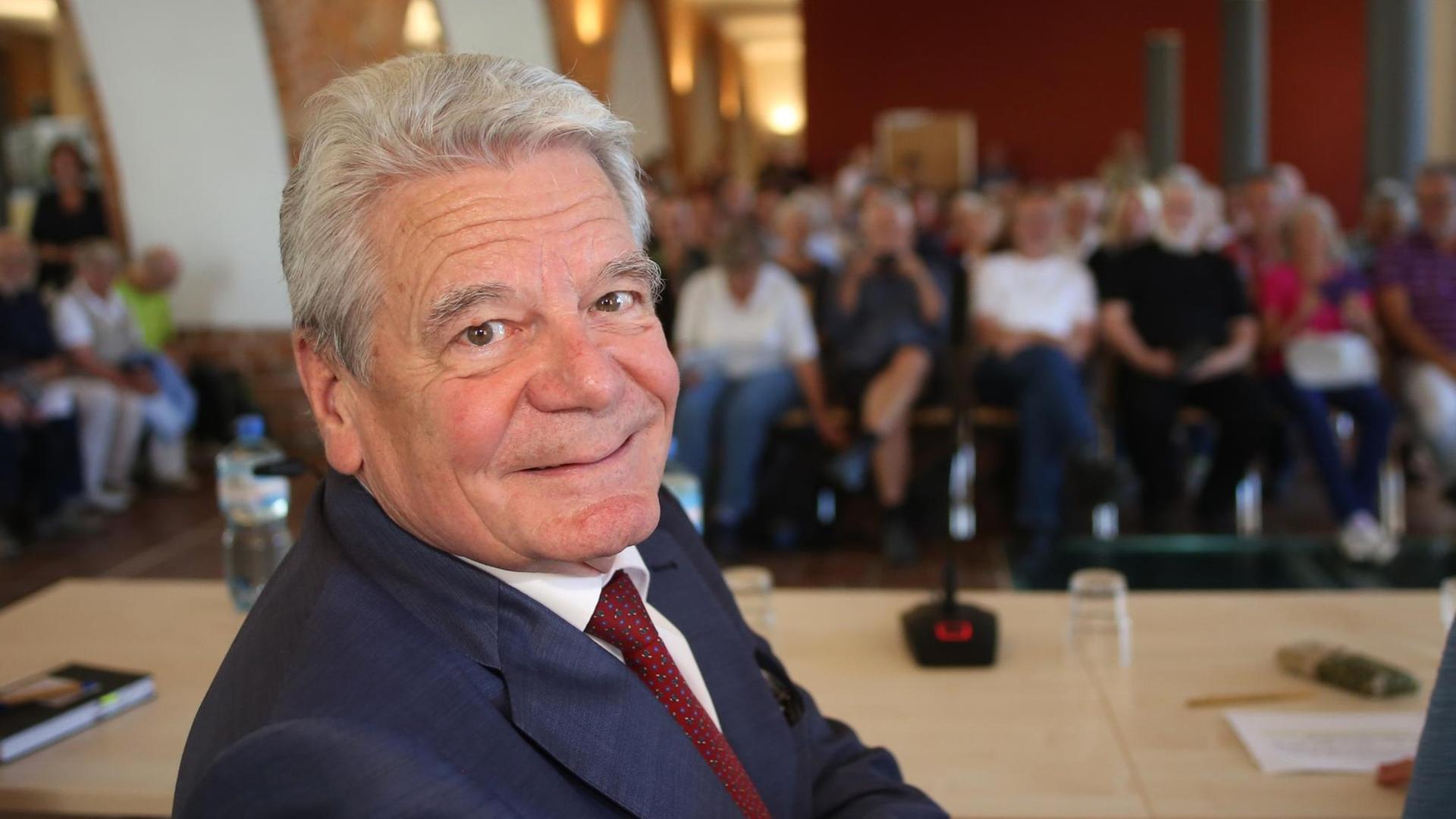 Altbundespräsident Joachim Gauck hält einen Vortrag vor Publikum Altbundespräsident Joachim Gauck hält einen Vortrag vor Publikum