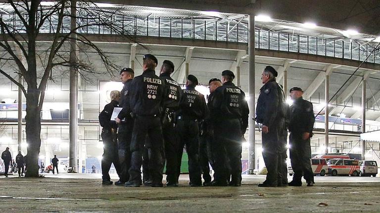 Polizisten sichern das Gelände rund um das Stadion in Hannover nach der Absage des Länderspiels Deutschland - Niederlande. Polizisten sichern das Gelände rund um das Stadion in Hannover nach der Absage des Länderspiels Deutschland - Niederlande.